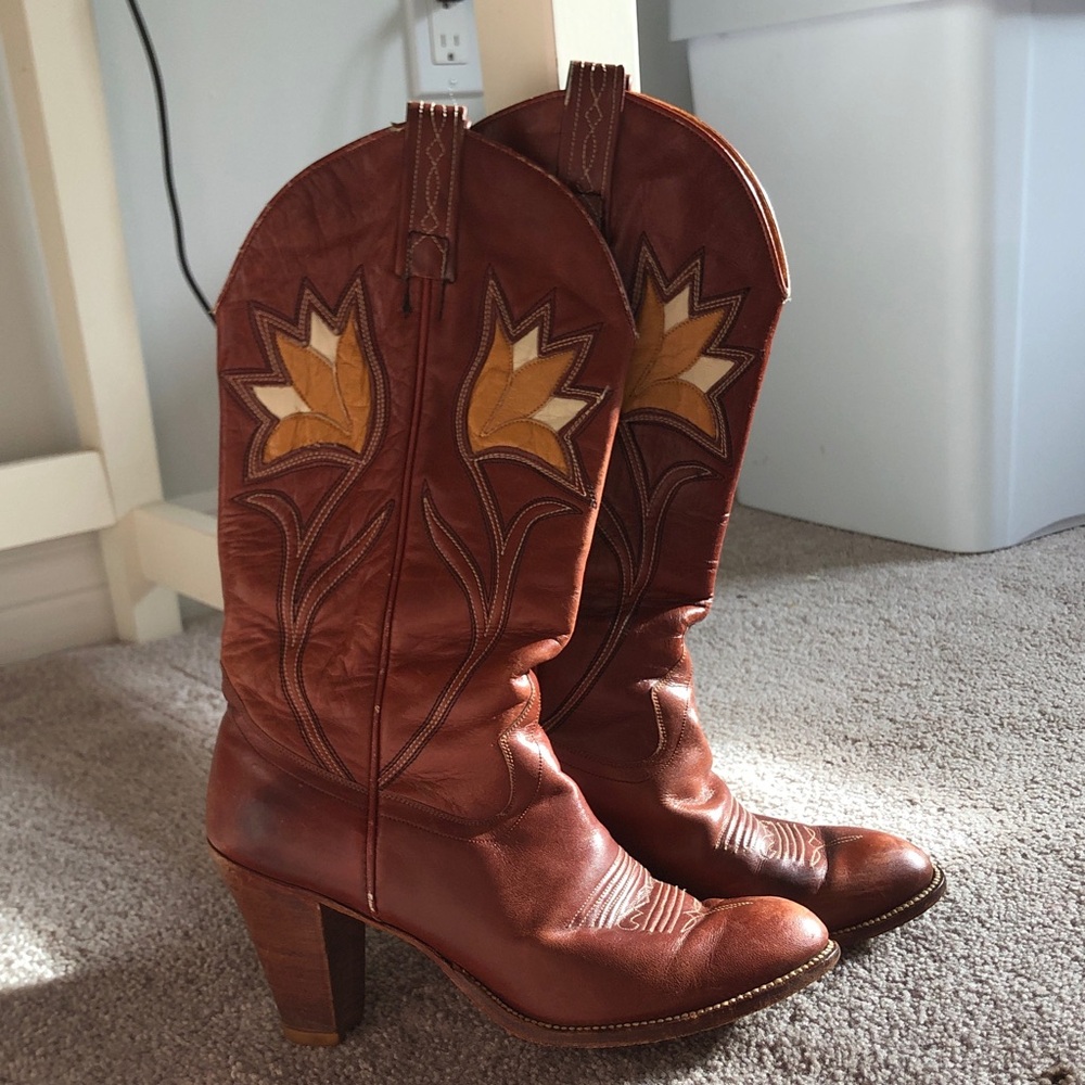 RARE 70’s Dan Post Brown Leather Western Heeled Boot with floral Inlays